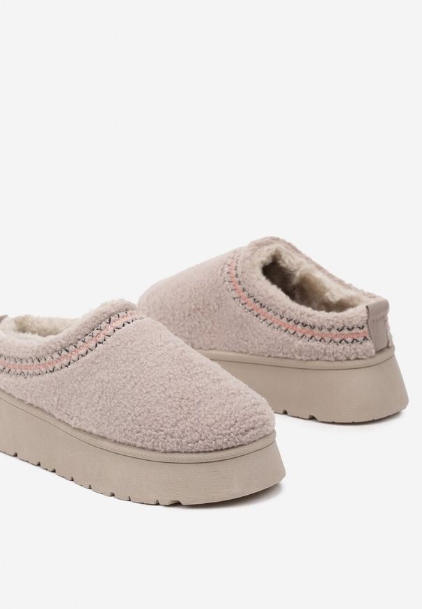 Renee - Ciemnobeżowe Śniegowce na Platformie Ozdobione Haftem i Niską Cholewką Zinnicira. Wysokość cholewki: przed kostkę. Kolor: beżowy. Materiał: jeans. Szerokość cholewki: normalna. Wzór: aplikacja, haft. Sezon: zima. Obcas: na platformie