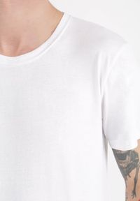 Born2be - Biały T-shirt Elagio. Okazja: na co dzień. Kolor: biały. Materiał: tkanina, bawełna. Długość: krótkie. Wzór: gładki. Styl: klasyczny, casual