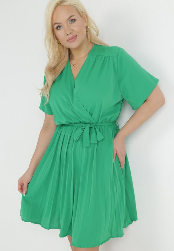 Born2be - Zielona Sukienka z Kopertowym Dekoltem Wiązanym Paskiem i Gumką w Pasie Vung. Kolor: zielony. Materiał: materiał. Typ sukienki: kopertowe. Długość: mini
