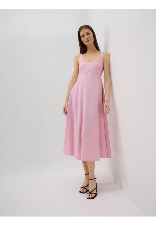 Reserved - Sukienka midi - pastelowy róż. Kolor: różowy. Materiał: tkanina. Wzór: gładki. Długość: midi