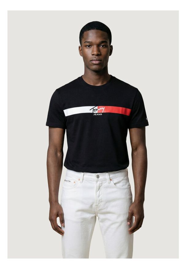 Tommy Jeans T-Shirt DM0DM22539 Czarny Regular Fit. Kolor: czarny. Materiał: bawełna