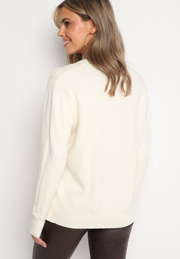 Born2be - Jasnobeżowy Kardigan z Bawełną Kieszeniami i Tłoczeniami Mevalee. Okazja: na co dzień. Kolor: beżowy. Materiał: bawełna. Długość rękawa: długi rękaw. Długość: długie. Wzór: aplikacja. Sezon: wiosna, jesień. Styl: klasyczny, casual, elegancki