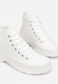 Renee - Białe Trampki Kodro. Wysokość cholewki: przed kolano. Nosek buta: okrągły. Kolor: biały. Materiał: materiał, guma, jeans. Szerokość cholewki: normalna. Wzór: jednolity. Obcas: na obcasie. Wysokość obcasa: średni #2