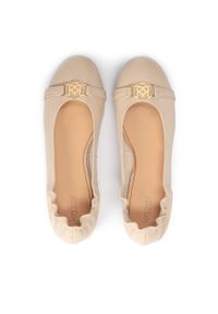 Kazar - Skórzane beżowe baleriny damskie ozdobione monogramem KAZAR. Zapięcie: bez zapięcia. Kolor: beżowy. Materiał: skóra. Wzór: aplikacja. Obcas: na płaskiej podeszwie #4