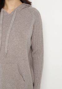 Born2be - Ciemnobrązowy Sweter z Kapturem i Kieszenią z Domieszką Kaszmiru Neriele. Okazja: na co dzień. Typ kołnierza: kaptur. Kolor: brązowy. Materiał: kaszmir. Wzór: aplikacja. Styl: casual #5