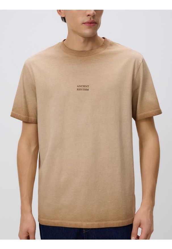 Reserved - T-shirt comfort fit - musztardowy. Kolor: żółty. Materiał: dzianina, bawełna