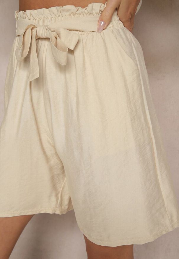 Renee - Beżowe Szorty z Wiskozy High Waist Ozdobione Paskiem Lumilirae. Okazja: na co dzień. Stan: podwyższony. Kolor: beżowy. Materiał: wiskoza. Wzór: aplikacja. Sezon: lato. Styl: elegancki, casual