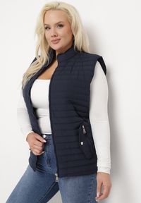 Born2be - Granatowa Kamizelka Pikowana z Kieszeniami na Klapy Nivafa. Okazja: na co dzień. Kolor: niebieski. Styl: casual #3