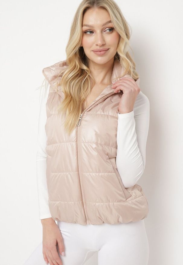 Born2be - Jasnobeżowa Kamizelka z Odpinanym Kapturem i Kieszeniami Pikowana Aggevia. Kolor: beżowy