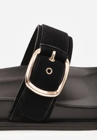 Renee - Czarne Klapki z Imitacji Zamszu na Płaskiej Podeszwie z Dużą Sprzączką Zabrina. Okazja: na co dzień. Kolor: czarny. Materiał: zamsz. Wzór: paski. Sezon: lato. Obcas: na płaskiej podeszwie. Styl: boho, casual #8