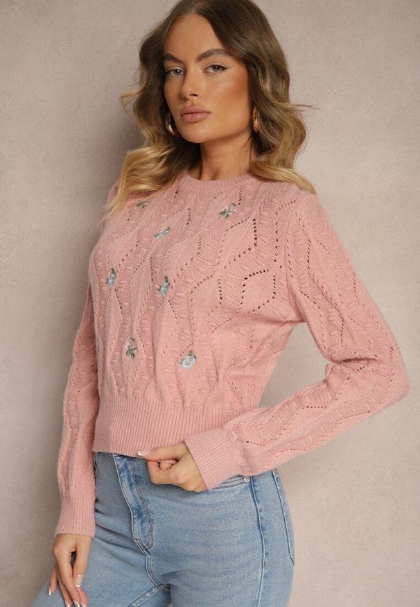 Renee - Różowy Sweter z Haftowanymi Kwiatkami i Tłoczeniem Innara. Okazja: na randkę. Kolor: różowy. Wzór: haft, kwiaty. Styl: elegancki