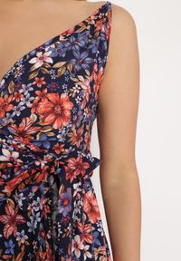 Born2be - Granatowo-Czerwona Bawełniana Sukienka Kopertowa na Cienkich Ramiączkach w Kwiatowy Wzór Rissamira. Okazja: na co dzień, na randkę, na spacer. Kolor: niebieski. Materiał: bawełna. Długość rękawa: na ramiączkach. Wzór: kwiaty. Sezon: lato. Typ sukienki: kopertowe. Styl: casual, elegancki #3