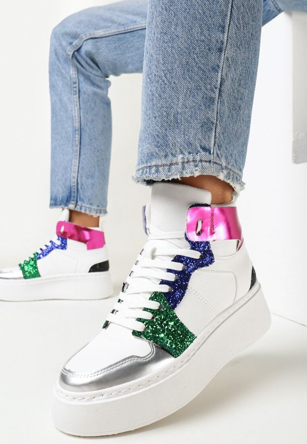 Born2be - Biało-Niebieskie Sneakersy na Grubej Płaskiej Podeszwie z Cholewką za Kostkę Ozdobione Brokatem i Metalicznymi Wstawkami Byreli. Wysokość cholewki: za kostkę. Kolor: biały. Szerokość cholewki: normalna. Wzór: aplikacja