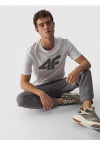 4f - 4F T-shirt regular z nadrukiem męski - biały S. Okazja: na co dzień. Kolor: biały. Materiał: dzianina, bawełna, jersey. Długość rękawa: krótki rękaw. Długość: krótkie. Wzór: nadruk. Styl: klasyczny, sportowy, casual