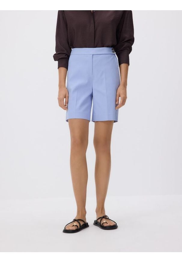 Reserved - Szorty z kantem - jasnoniebieski. Kolor: niebieski. Materiał: tkanina, bawełna
