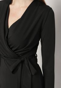 Born2be - Czarna Sukienka Kopertowa z Wiskozą Zdobiona Rozcięciem i Wiązanym Paskiem Teslea. Okazja: na co dzień. Kolor: czarny. Materiał: wiskoza. Wzór: aplikacja. Typ sukienki: kopertowe. Styl: elegancki, casual, klasyczny #3