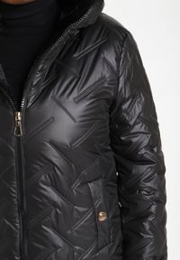 Born2be - Czarna Pikowana Kurtka z Kapturem Ocieplana Futerkiem Lealinea. Okazja: na co dzień. Typ kołnierza: kaptur. Kolekcja: plus size. Kolor: czarny. Materiał: futro. Długość: długie. Styl: casual #2