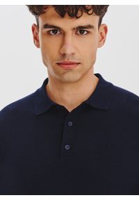 Pako Lorente - PAKO LORENTE - Granatowy swetrowy t-shirt polo. Okazja: na co dzień. Typ kołnierza: polo. Kolor: niebieski, czarny, beżowy. Materiał: bawełna, jedwab. Długość rękawa: krótki rękaw. Długość: krótkie. Styl: casual, elegancki #5