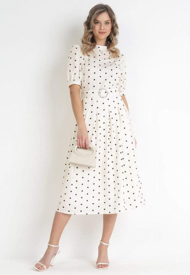 Born2be - Jasnobeżowa Sukienka Midi z Gumką w Talii i Materiałowym Paskiem z Klamrą Maerali. Okazja: na ślub cywilny, na wesele, na imprezę. Typ kołnierza: kołnierzyk stójkowy. Kolor: beżowy. Materiał: materiał. Wzór: grochy. Typ sukienki: rozkloszowane. Styl: elegancki. Długość: midi