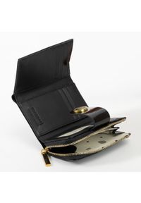 Inna - Portfel damski skórzany Monnari portmonetka pikowany lakierowany czarny PUR0150. Kolor: czarny. Materiał: lakier, skóra