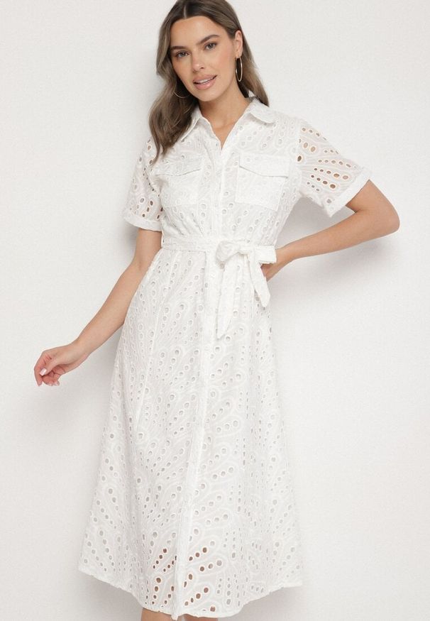 Born2be - Biała Koszulowa Sukienka Haftowana z Paskiem Rinessa. Okazja: na spacer, na imprezę, na co dzień. Kolor: biały. Długość rękawa: na ramiączkach. Wzór: haft. Typ sukienki: koszulowe. Styl: casual, klasyczny, sportowy. Długość: midi