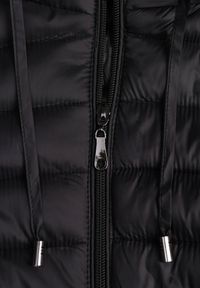 Born2be - Czarna Klasyczna Kurtka Przejściowa z Pikowaniem i Odpinanym Kapturem Fezizola. Okazja: na co dzień. Kolor: czarny. Materiał: jeans. Sezon: wiosna, jesień. Styl: klasyczny #5