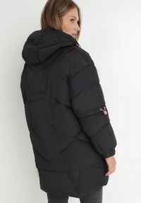 Born2be - Czarna Kurtka Pikowana Kilha. Okazja: na co dzień. Kolor: czarny. Materiał: wełna, guma. Długość: długie. Wzór: aplikacja. Sezon: zima. Styl: casual #4