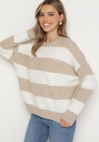 Born2be - Beżowy Sweter w Pasy z Wełną Zakończony Ściągaczem Tiaelle. Okazja: na co dzień, na spotkanie biznesowe. Kolor: beżowy. Materiał: wełna. Styl: biznesowy, klasyczny, casual #5