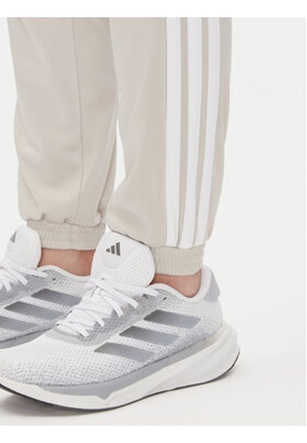 Adidas - adidas Spodnie dresowe Tricot 3-Stripes JD4536 Beżowy Regular Fit. Kolor: beżowy. Materiał: syntetyk
