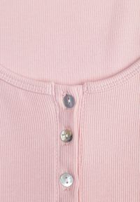 Renee - Ciemnoróżowy Bawełniany T-shirt Prążkowany z Guzikami Florvivi. Okazja: na co dzień. Kolor: różowy. Materiał: prążkowany, bawełna. Styl: casual, sportowy #6