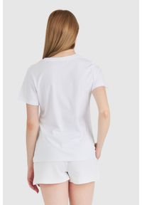 Guess - GUESS Biały t-shirt damski z kolorowym logo. Kolor: biały. Materiał: bawełna. Wzór: kolorowy