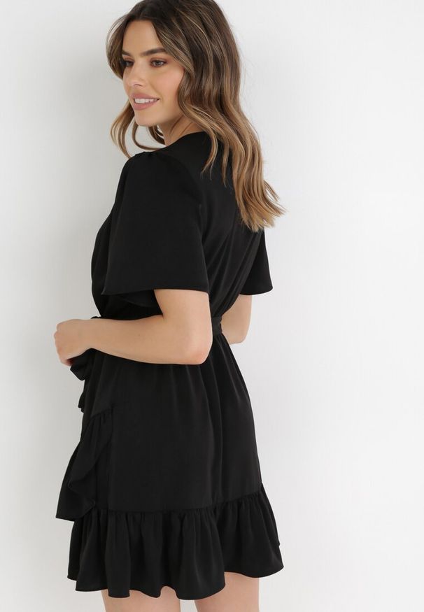 Born2be - Czarna Sukienka Pereira. Typ kołnierza: dekolt w serek. Kolor: czarny. Materiał: tkanina, materiał. Wzór: aplikacja, gładki. Typ sukienki: kopertowe. Długość: mini