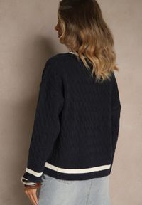 Renee - Granatowy Sweter w Stylu Preppy z Dodatkiem Kaszmiru i Warkoczowym Splotem Belmire. Okazja: na co dzień. Typ kołnierza: dekolt w serek. Kolor: niebieski. Materiał: kaszmir. Wzór: ze splotem. Styl: casual, klasyczny #8