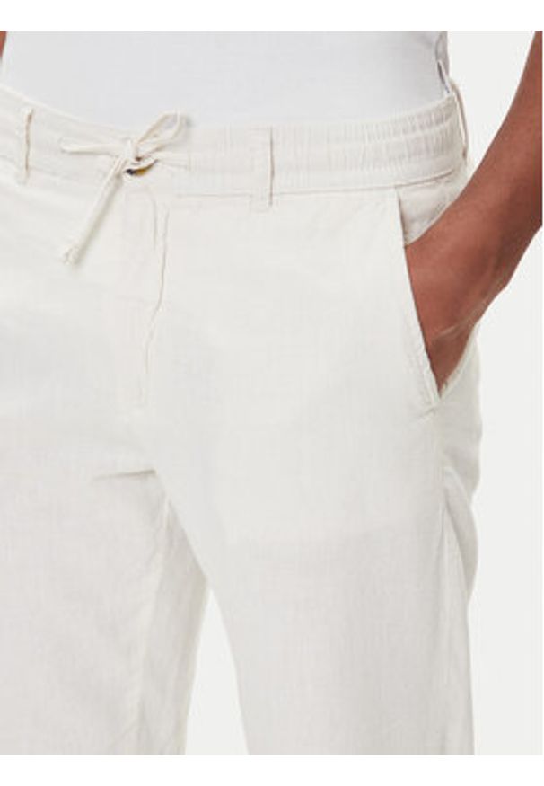 Lindbergh Spodnie materiałowe 30-008003 Biały Tapered Fit. Kolor: biały. Materiał: bawełna