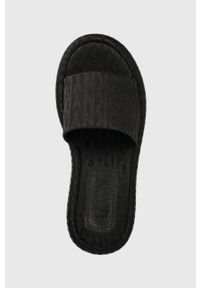 DKNY - Dkny klapki OVALIA damskie kolor czarny na platformie K1349809. Kolor: czarny. Materiał: materiał, guma. Obcas: na platformie #5