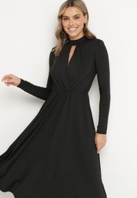 Born2be - Czarna Rozkloszowana Sukienka z Ozdobnym Wycięciem i Usztywnioną Linią Ramion Rivfedi. Okazja: na co dzień, na imprezę. Kolor: czarny. Długość rękawa: długi rękaw. Typ sukienki: proste. Styl: casual, elegancki #6