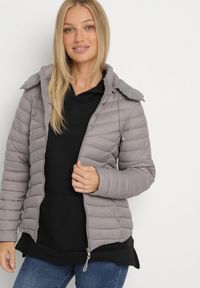 Born2be - Szara Pikowana Kurtka Przejściowa z Kapturem Suritta. Okazja: na co dzień. Typ kołnierza: kaptur. Kolor: szary. Materiał: jeans. Styl: klasyczny, sportowy, casual #3