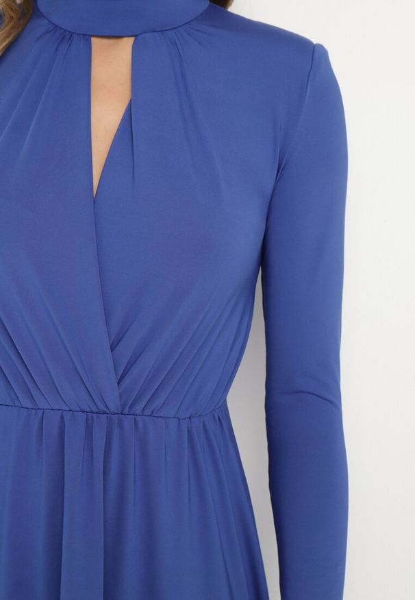 Born2be - Niebieska Rozkloszowana Sukienka z Ozdobnym Wycięciem i Usztywnioną Linią Ramion Rivfedi. Okazja: na co dzień, na imprezę. Kolor: niebieski. Długość rękawa: długi rękaw. Typ sukienki: proste. Styl: casual, elegancki