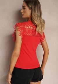 Renee - Czerwona Bawełniana Bluzka z Koronkową Wstawką Vinerba. Okazja: na co dzień, do pracy. Kolor: czerwony. Materiał: bawełna, koronka. Styl: casual, elegancki, street #5