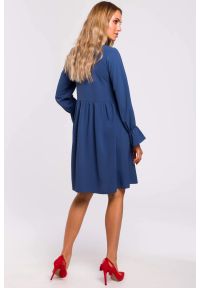 Sukienki.shop - Sukienka oversize rozkloszowana z falbaną na dole niebieska. Kolor: niebieski. Materiał: tkanina. Typ sukienki: oversize. Styl: elegancki. Długość: midi #4