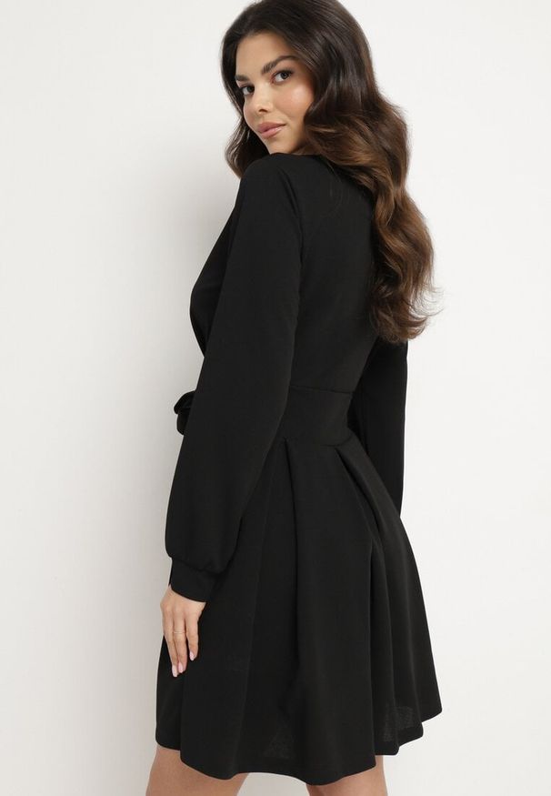 Born2be - Czarna Rozkloszowana Sukienka z Kopertowym Dekoltem i Wszytym Wiązanym Paskiem Temithie. Okazja: na co dzień. Typ kołnierza: dekolt kopertowy. Kolor: czarny. Materiał: jeans. Typ sukienki: kopertowe. Styl: casual, elegancki