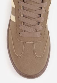 Born2be - Jasnobrązowe Płaskie Sneakersy Ozdobione Paskami Glaria. Okazja: na co dzień. Zapięcie: pasek. Kolor: beżowy. Materiał: jeans. Wzór: aplikacja #2