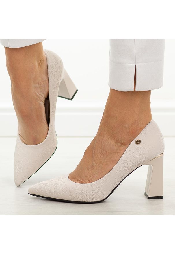 Beżowe czółenka damskie na słupku Vinceza 62281. Kolor: beżowy. Materiał: skóra. Szerokość cholewki: normalna. Sezon: wiosna, jesień, lato. Obcas: na słupku. Styl: elegancki, klasyczny, wizytowy