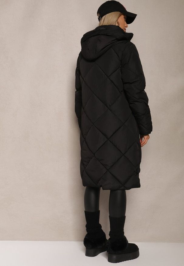 Renee - Czarna Pikowana Kurtka z Przeszyciem w Kratę Kapturem i Kieszeniami Zenetta. Typ kołnierza: kaptur. Kolor: czarny. Materiał: jeans. Długość: długie. Styl: klasyczny, elegancki, sportowy