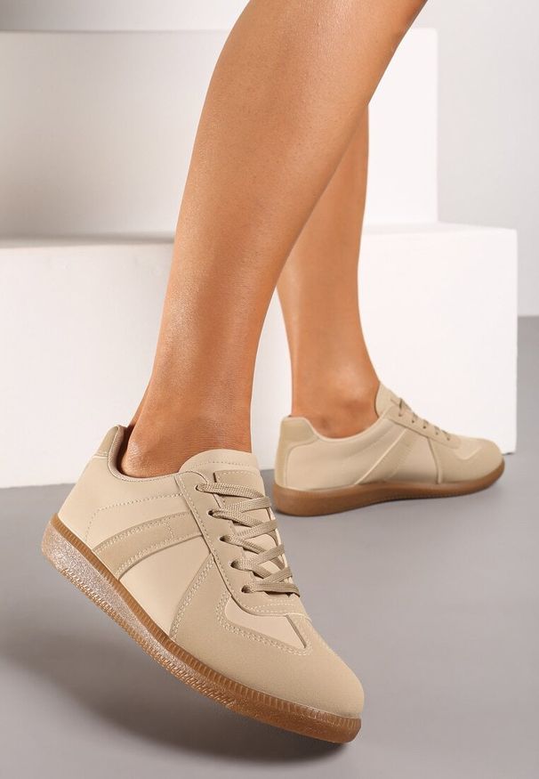 Born2be - Ciemnobeżowe Sznurowane Sneakersy na Płaskiej Podeszwie z Ozdobnymi Elementami z Ekoskóry Eladora. Okazja: na spotkanie biznesowe, do pracy, na co dzień. Zapięcie: sznurówki. Kolor: beżowy. Materiał: jeans, materiał. Obcas: na płaskiej podeszwie