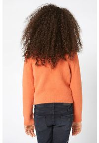 Guess Sweter dziecięcy kolor pomarańczowy. Okazja: na co dzień. Kolor: pomarańczowy. Materiał: dzianina. Wzór: aplikacja. Styl: casual