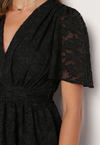 Born2be - Czarna Rozkloszowana Sukienka z Trójkątnym Dekoltem z Gumką w Pasie i Falbankami Crapia. Okazja: na spacer. Typ kołnierza: kołnierz z falbankami. Kolor: czarny. Długość rękawa: krótki rękaw. Styl: wizytowy #6