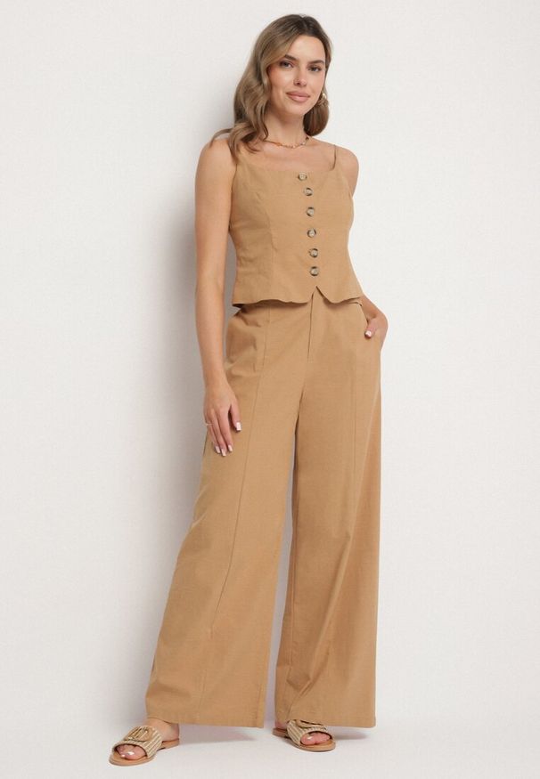 Born2be - Ciemnobeżowe Szerokie Spodnie z Wiskozą Bawełną i Imitacją Kieszeni Divoppa. Okazja: na co dzień. Stan: podwyższony. Kolor: beżowy. Materiał: wiskoza, bawełna. Styl: elegancki, casual, klasyczny