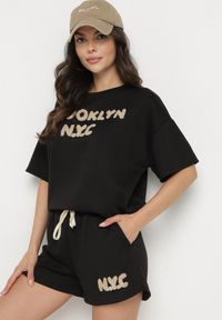 Born2be - Czarny Komplet Oversize z Wiskozą T-shirt i Szorty z Nadrukiem Liravella. Kolor: czarny. Materiał: wiskoza. Wzór: nadruk