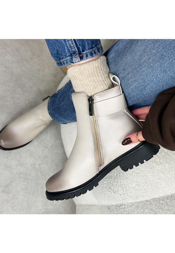 POTOCKI - Beżowe botki damskie na traperze Potocki 19314. Okazja: na co dzień. Nosek buta: okrągły. Kolor: beżowy. Materiał: skóra. Szerokość cholewki: normalna. Wzór: aplikacja. Sezon: zima, jesień. Styl: casual, klasyczny